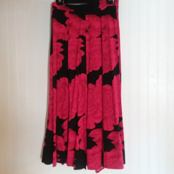 LAS VIDAS skirt in size small. - Picture 2 of 5